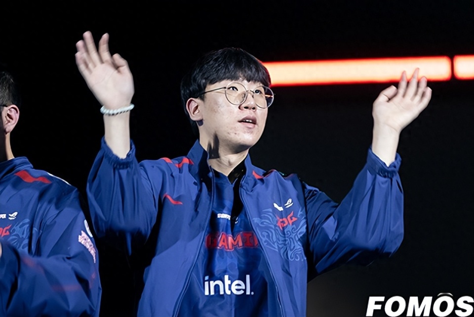 JDG碾压V5，Ruler拿下关键大龙小组赛3:0（柏林）