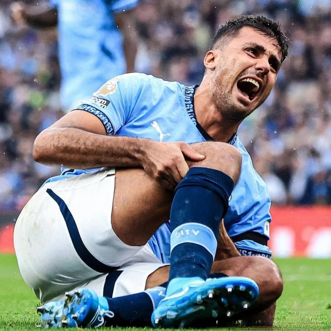 关于西班牙足球运动员因伤退出比赛的信息