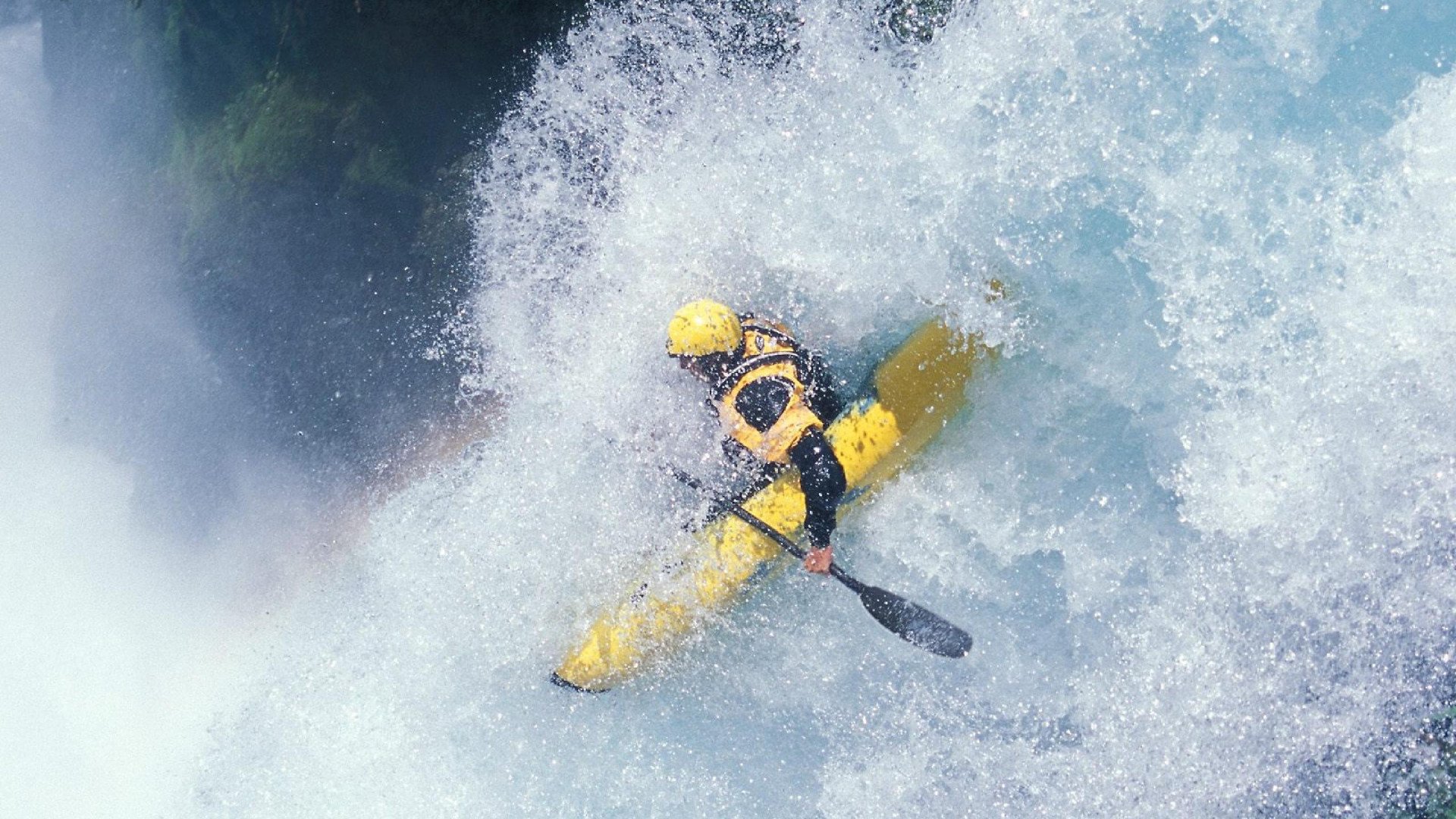 暗夜狂飙，贝恩的逆袭如何主宰F1街道赛之夜